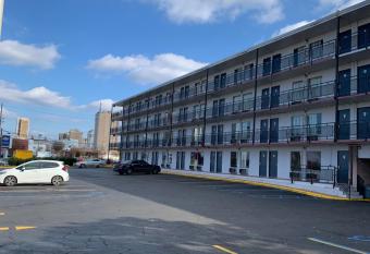 Kings Inn Civic Center/Uab allows 18 year olds to book a room