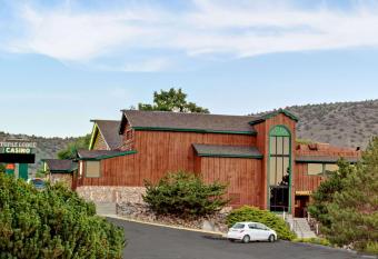 Topaz Lodge has Smoking rooms