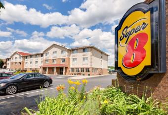 Super 8 by Wyndham Akron S/Green/Uniontown OH has rooms with a private hot tub