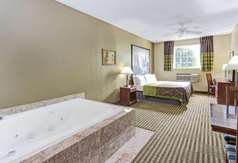 Super 8 by Wyndham Gurnee has rooms with a private hot tub