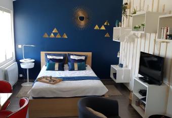 Studio Bleu - Parc Ast  rix - Mer de Sable - Villepinte - A  roport CDG allows 18 year olds to book a room