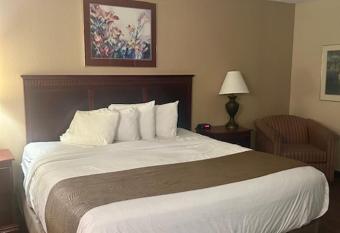 Baymont by Wyndham Battle Creek/I-94 has rooms with a private hot tub