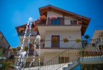 Angolo Fiorito has Balcony rooms