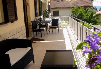 Apartman Vera has Smoking/Balcony rooms