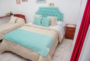 Desayuno en Tiffany s has Balcony rooms