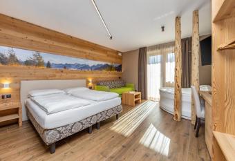 Hotel Vittoria - Ricarica l anima has rooms with a private hot tub