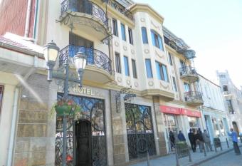 Hotel Ritsa has rooms with a private hot tub