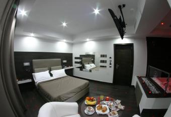 Hotel Luxor has Balcony rooms