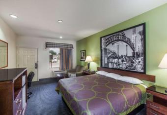 Super 8 by Wyndham Houston Hobby Airport South allows 18 year olds to book a room