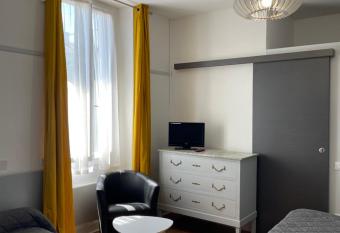 H  tel du Clos Fleuri has Balcony rooms