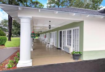 Days Inn by Wyndham Natchez has Smoking/Balcony rooms