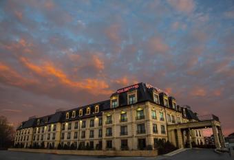 Hotel Brossard has rooms with a private hot tub