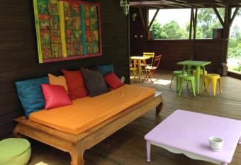 belle la vie allows 18 year olds to book a room