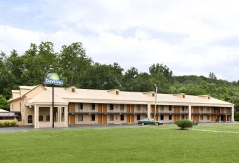 Days Inn by Wyndham Harriman allows 18 year olds to book a room