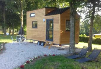 la tiny house de l aa has Balcony rooms