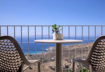 Living Theros Luxury Suites has rooms with a private hot tub