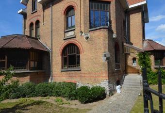 Clementine allows 18 year olds to book a room