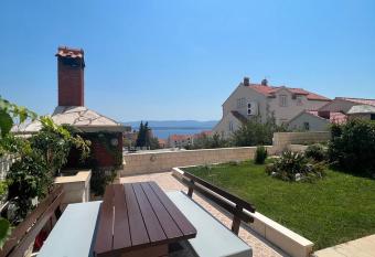 Apartments Mikuli   allows 18 year olds to book a room