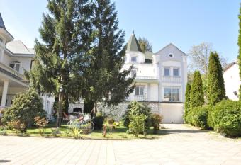 Vila Kraljica has Balcony rooms