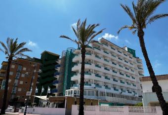 Hotel Hey Pe    scola allows 18 year olds to book a room