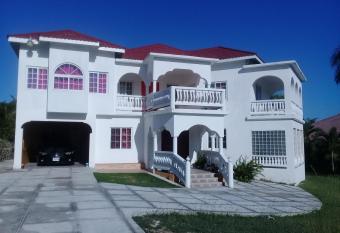 Casa de Montego Bay Guesthouse allows 18 year olds to book a room