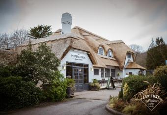 Potters Heron Hotel has Balcony rooms