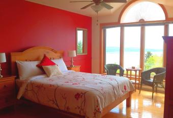 Auberge Cap aux Corbeaux has rooms with a private hot tub