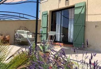 L Ol  astre en Luberon has Balcony rooms