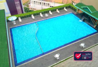 Tunjungan Hotel has rooms with a private hot tub