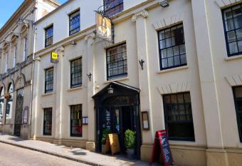 The Kings Head Hotel allows 18 year olds to book a room
