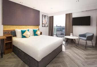 Roomzzz London Stratford has Balcony rooms