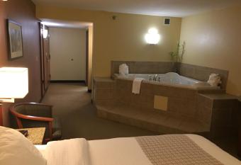 Canad Inns Destination Center Grand Forks has rooms with a private hot tub