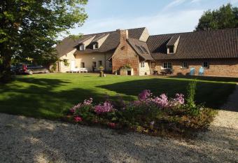 Au Bonheur Frontalier has Balcony rooms