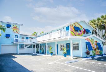 Sunburst Inn has Balcony rooms