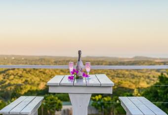 302 On Old Sea View Road Chelsea has Balcony rooms