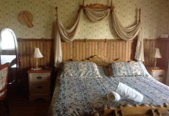 Auberge La Cote d'Or has rooms with a private hot tub