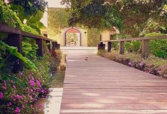 Casa de las Luci  rnagas allows 18 year olds to book a room