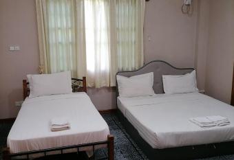 Shwe War Guest House has rooms with a private hot tub