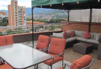 The 9 s Apartahotel has rooms with a private hot tub