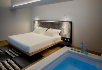 Villa Neri Resort & Spa has rooms with a private hot tub