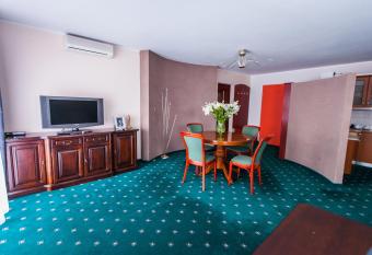 Hotel Court Wellness&Spa has rooms with a private hot tub