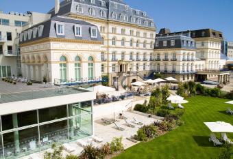 Hotel de France allows 18 year olds to book a room