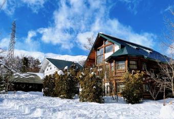 Hakuba Pension & Log Hotel Meteor has rooms with a private hot tub