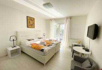 Penzi  n O  za has Balcony rooms