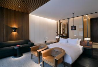 Lohkah Hotel & Spa-Free Welcome Fruit Plate has rooms with a private hot tub