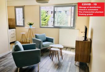 Studio Richelieu 2 et son parking priv   allows 18 year olds to book a room