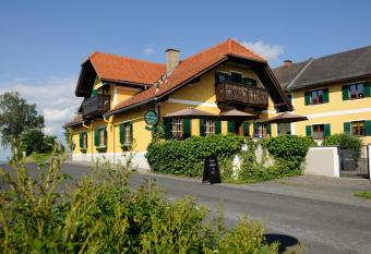 Stupperhof has Balcony rooms