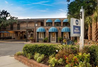 Best Western Sea Island Inn allows 18 year olds to book a room