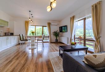 Yael Luxury Apartments 2 has rooms with a private hot tub