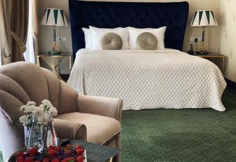 Arcadia Plaza Hotel allows 18 year olds to book a room